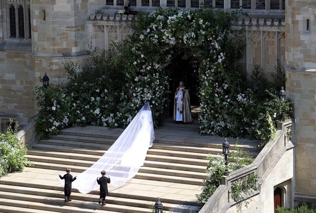 Veil gaun pengantin Meghan Markle berhias 53 bunga khas seluruh negara persemakmuran Inggris. © AFP
