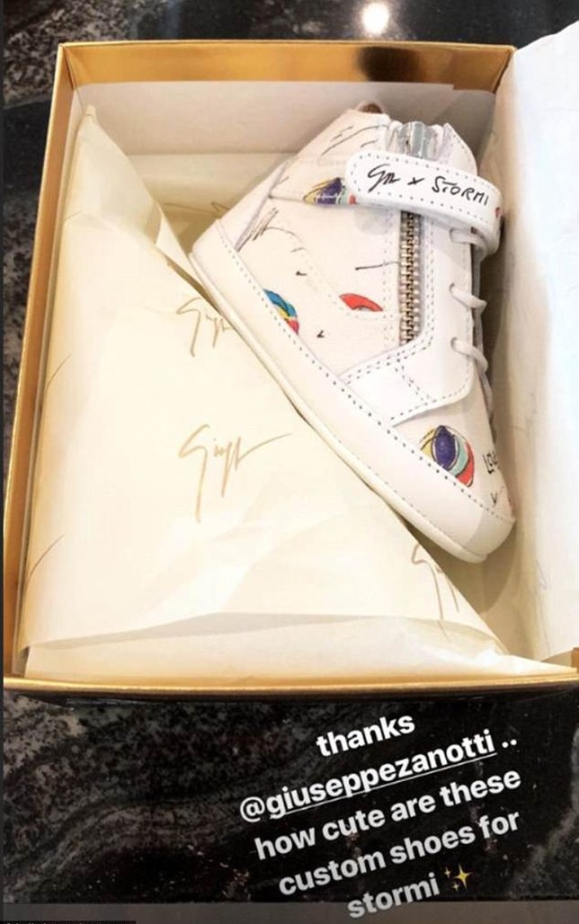 Sepatu Stormi yang rancangan Giuseppe Zanotti. © Instagram.com/Kyliejenner