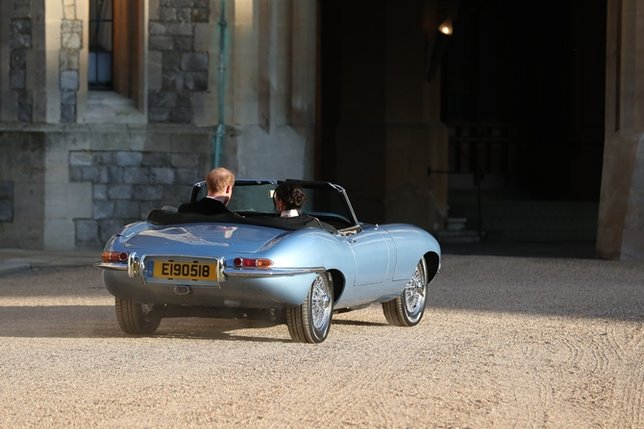 Pangeran Harry dan Meghan Markle mengendarai mobil Jaguar seri E dengan plat nomor tanggal pernikahan mereka. Â© AFP
