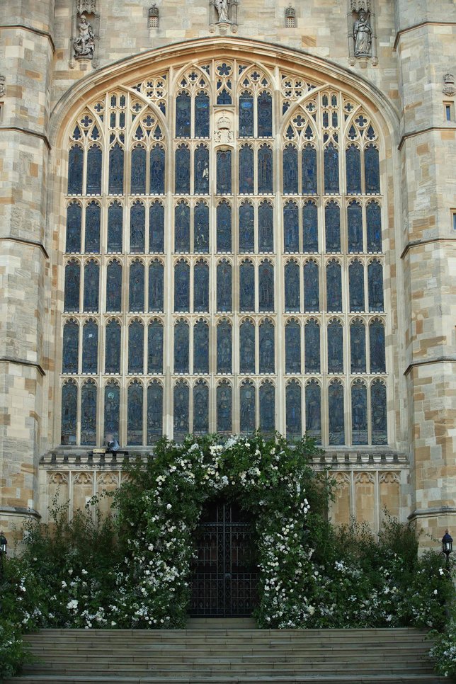 Dekorasi di depan pintu masuk kapel St George di Windsor Castle © AFP