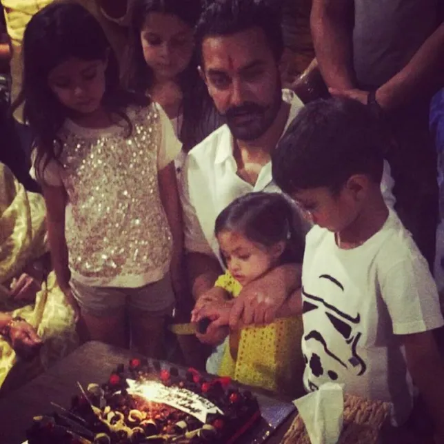 Aamir Khan memotong kue ultah bersama Imara dan ditemani Azad ©bollywoodlife