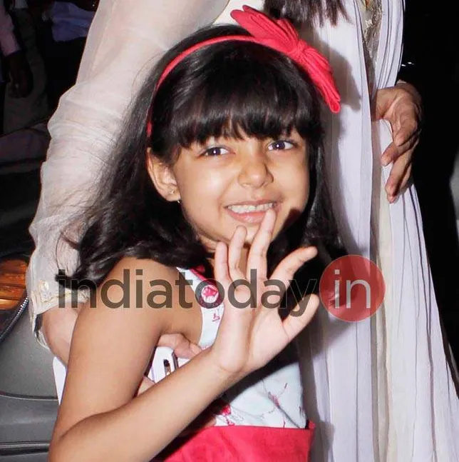 Aaradhya sapa wartawan dengan manisnya ©indiatoday