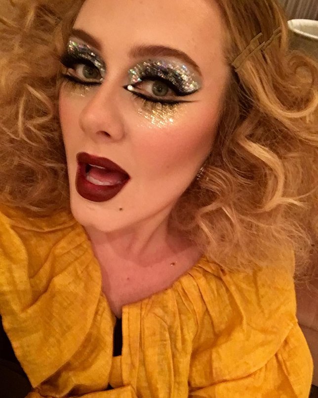 Selfie Adele kala memamerkan makeup Halloween-nya © instagram.com/adele