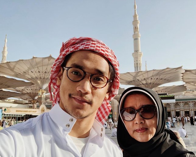 Momen kebersamaan Afgan dan sang bunda saat lakukan ibadah umrah. Credit: via instagram.com/afgansyah.reza