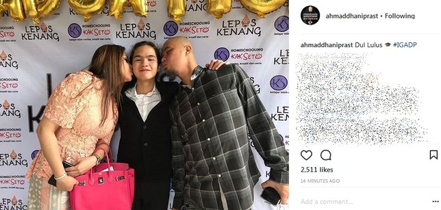 Ahmad Dhani dan Maia Estianty kompak cium pipi Dul ©instagram/ahmaddhaniprast