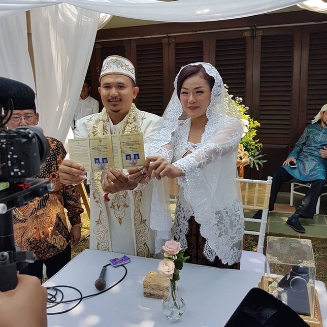 Perasaan lega chef Aiko dan Saugi telah resmi menikah (credit: instagram.com/aiko_sarwosri) 