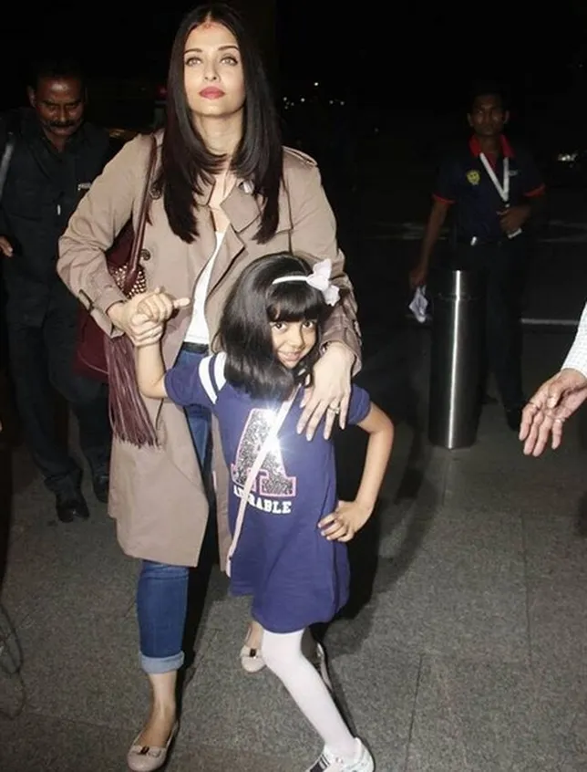 Pose unyu Aaradhya di bandara, lucu ©ndtv