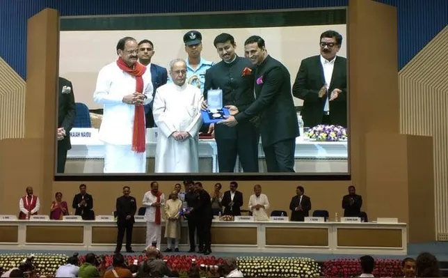 Akshay ketika menerima penghargaan aktor terbaik nasional India 2017 ©twitter/akshaykumar