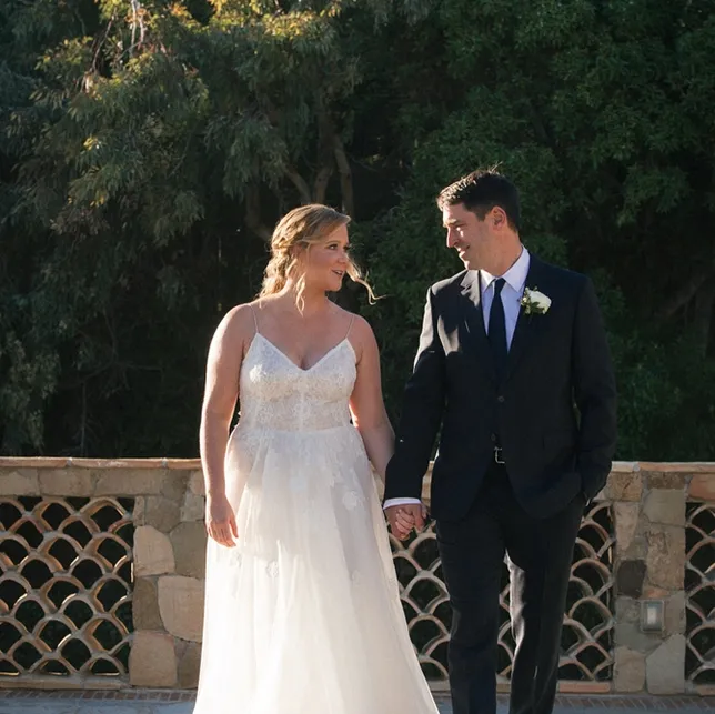 Amy dan suami pada upacara pernikahan mereka. (credit: instagram.com/amyschumer)