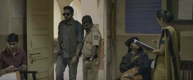 Akash mencoba melaporkan bahwa sedang terjadi pembunuhan (credit: youtube.com/Viacom18 Motion Pictures)