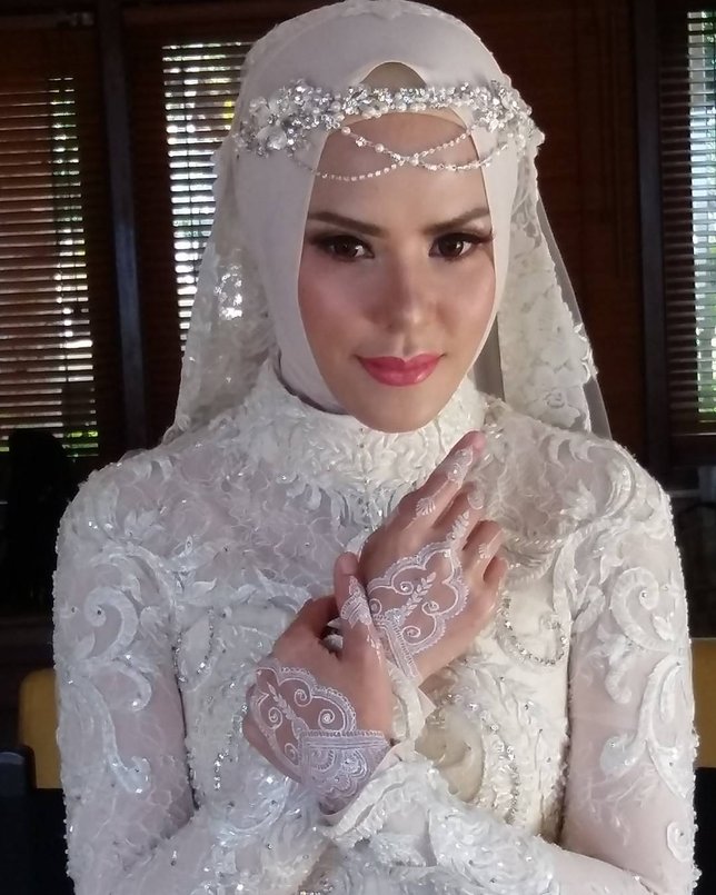 Cantik Mempesona, Ini Detail Make-up & Busana Akad Nikah 