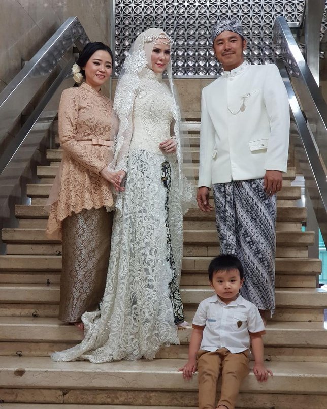 Angel memilih kebaya modern warna putih yang dhiasi dengan payet manis. Credit: via instagram.com/agustine_tinz