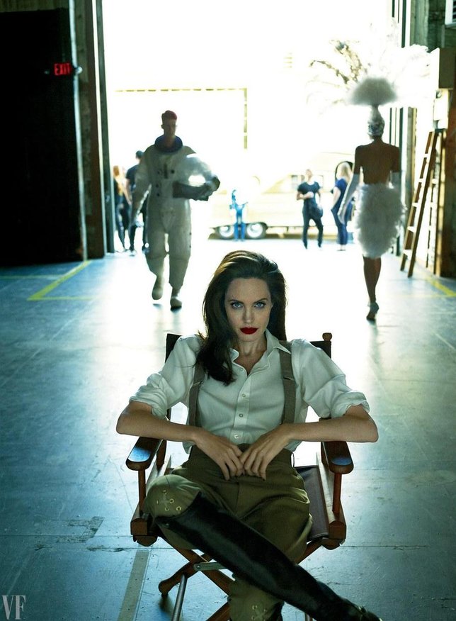 Jolie jadi sutradara dalam film FIRST THEY KILLED MY FATHER © Vanity Fair