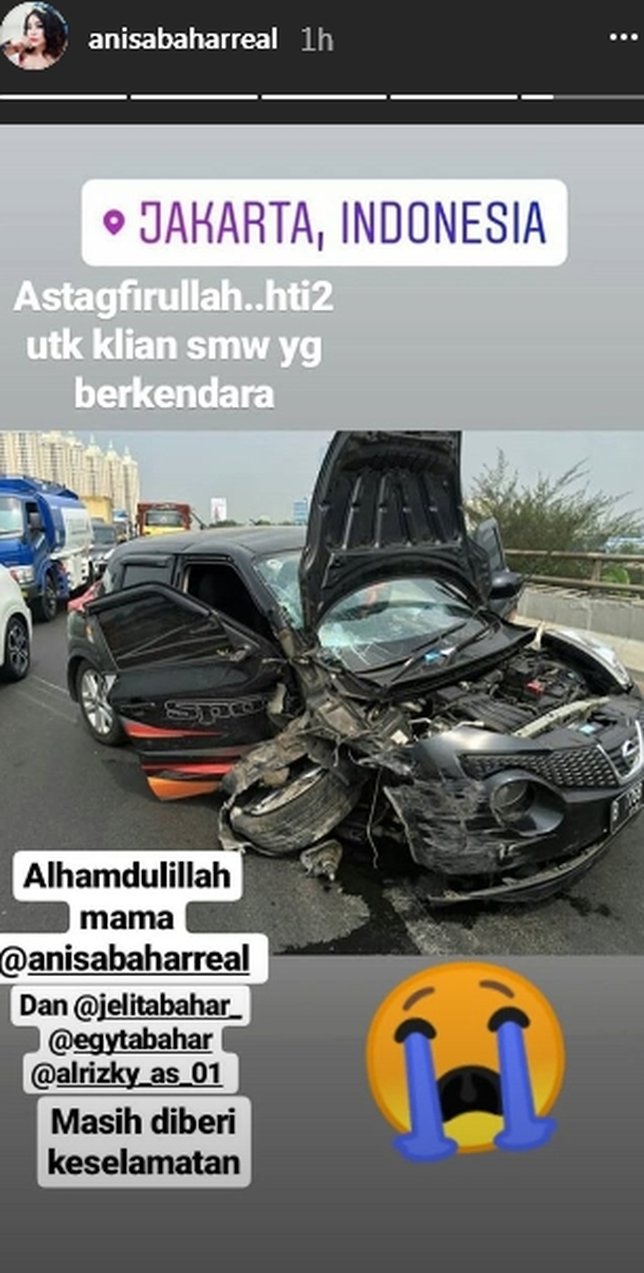 Annisa Bahar tidak mengalami luka serius, tapi mobilnya ringsek ©instagram/anisabaharreal