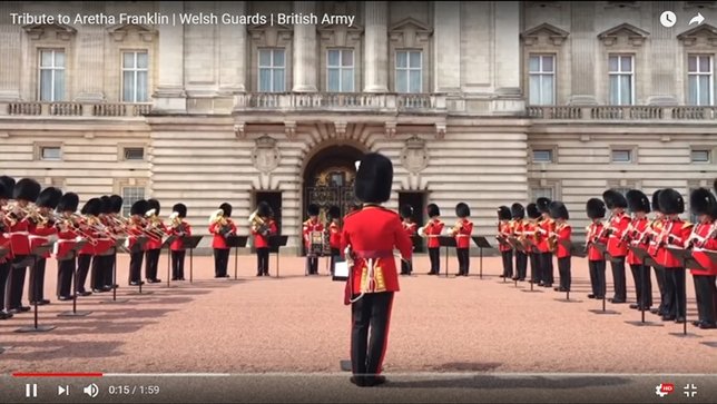 Hari itu Welsh Guard menghormati Ratu Musik Soul. (Youtube British Army)