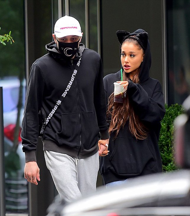 Ariana Granden kembali tertangkap kencan © Splashnews via dailymail.co.uk