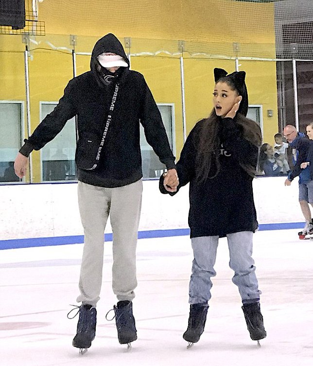 Ariana dan Pete nikmati kencan seru dengan main ice skating bareng © Splashnewsvia dailymail.co.uk