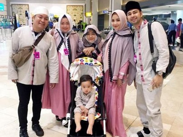 Raffi dan Nagita bersama rombongan umrah. © Instagram/raffinagita1717