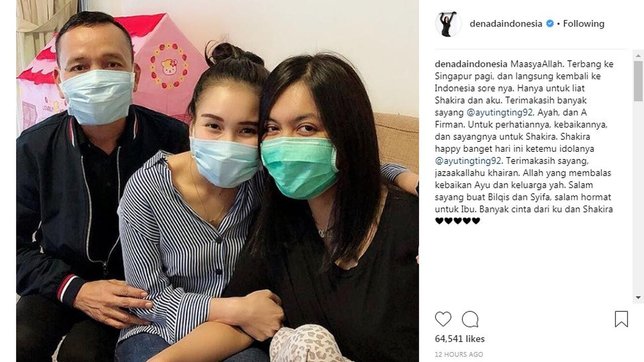 Ayu Ting Ting bersama sang ayah menjenguk anak Denada di Singapura © instagram.com/denadaindonesia