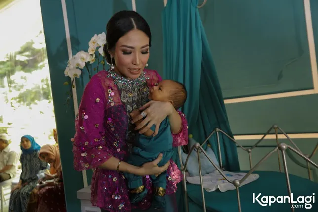 Ayu Dewi Rawat Almarhum Ayah Mertua Seperti Orangtua 