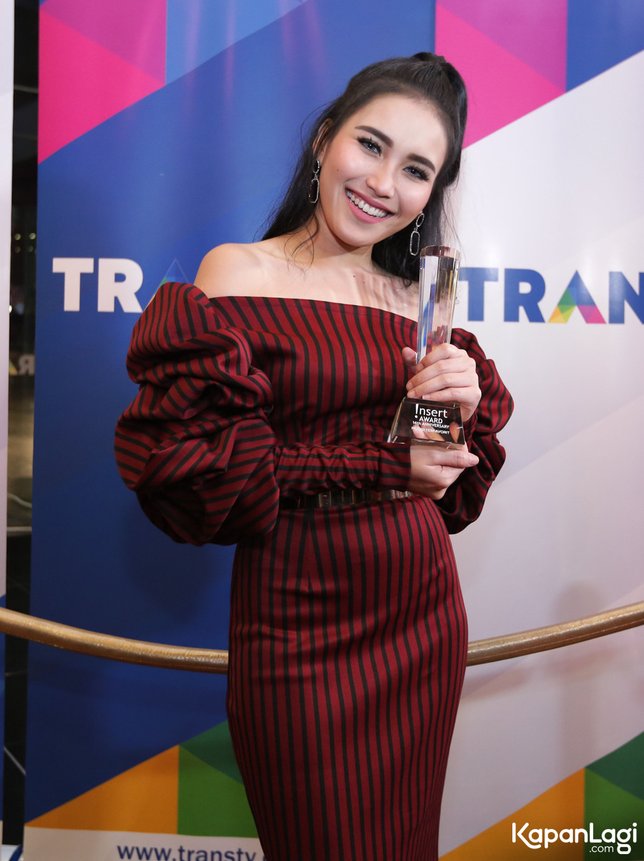 Ayu Ting Ting bawa pulang di acara Anugerah Dangdut Indonesia. Credit: KapanLagi.com/Budy Santoso