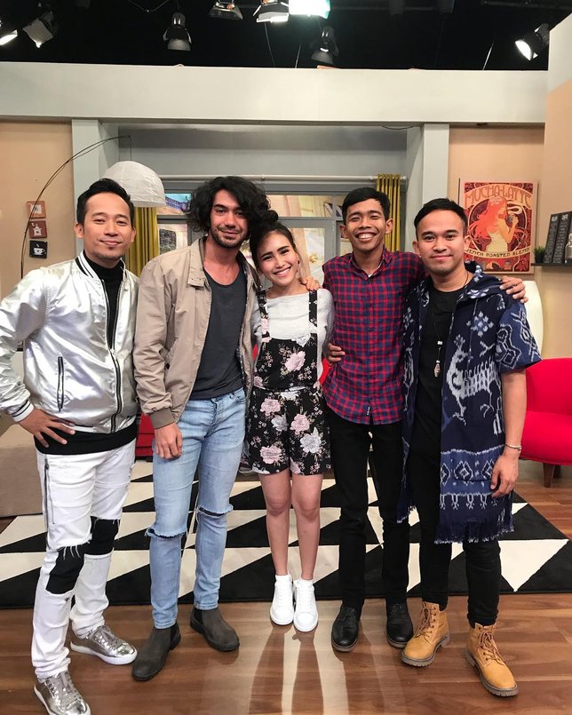 Ayu Ting Ting kembali isi acara televisi yang dihadiri Reza Rahadian. Credit: via instagram.com/ayutingting92