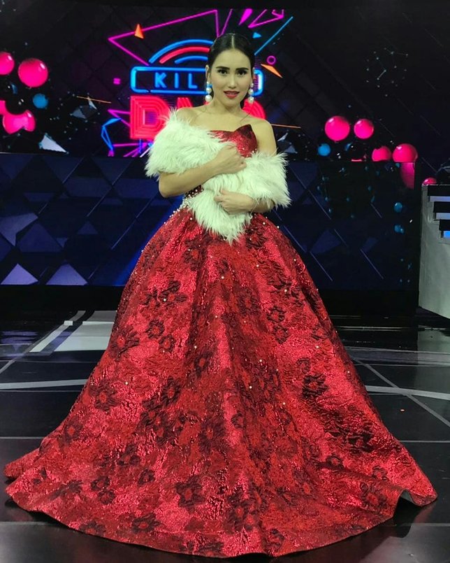 Penampilan mempesona Ayu Ting Ting dalam balutan gaun merah. Credit: via instagram.com/ayutingting92