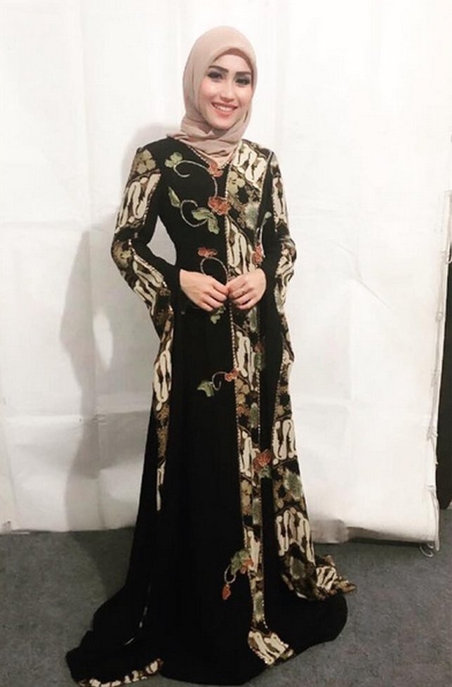 96 Koleksi Model Baju Batik Zaskia Gotik Terbaik