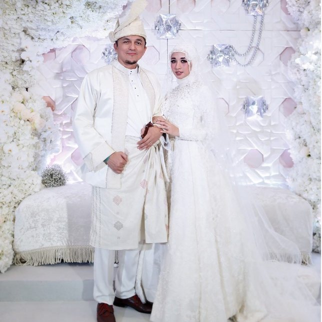 Laudya Cynthia Bella telah resmi menikah dengan Engku Emran pada September 2017 lalu. Credit: via instagram.com/laudyacynthiabella