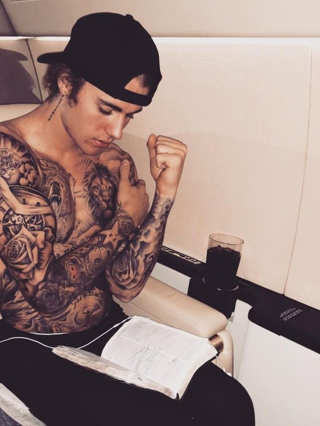 Sebuah sumber mengatakan Justin begitu nyaman dengan Baskins. (Credit: instagram.com/justinbieber)