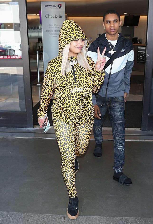 Blac Chyna dan pacar brondongnya © BackGrid via dailymail.co.uk