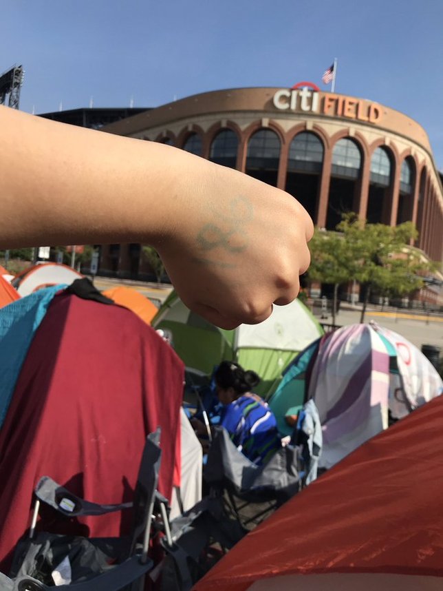 ARMY (fans BTS) camping di area City Field, New York, sebelum konser digelar. © Twitter/@jooniestepstool
