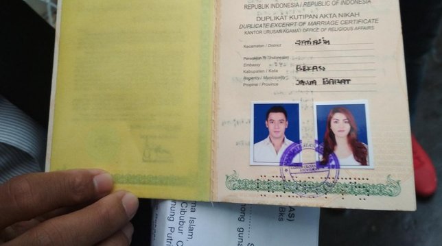 Buku nikah Kris Hatta dengan Hilda Vitria Khan, yang kini jadi pacar Billy Syahputra (credit: via Liputan6.com)