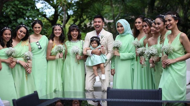 Chicco Jerikho bareng Bridesmaid. (Credit: instagram.com/chicco.jerikho)