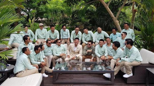 Chicco Jerikho bareng Groomsmen. (Credit: Instagram.com/chicco.jerikho)