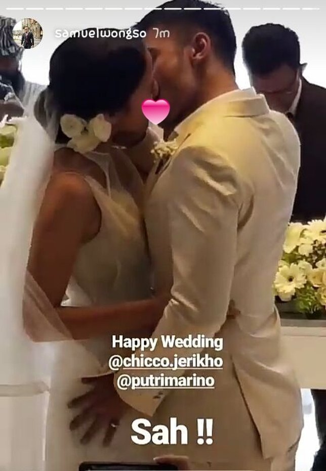 Ciuman pertama Chicco Jerikho dan Putri Marino setelah resmi menikah. (Credit: instagram.com/samuelwongso)