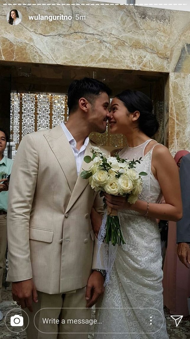 Chicco Jerikho dan Putri Marino selesai pemberkatan (credit : instagram.com/wulanguritno)