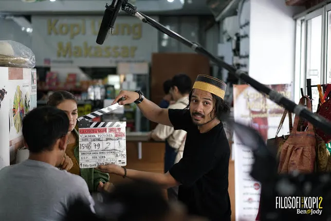 Chicco Jerikho membantu kru produksi dengan menjadi seorang clapper dalam FILOSOFI KOPI 2 yang ia bintangi © Visinema Pictures