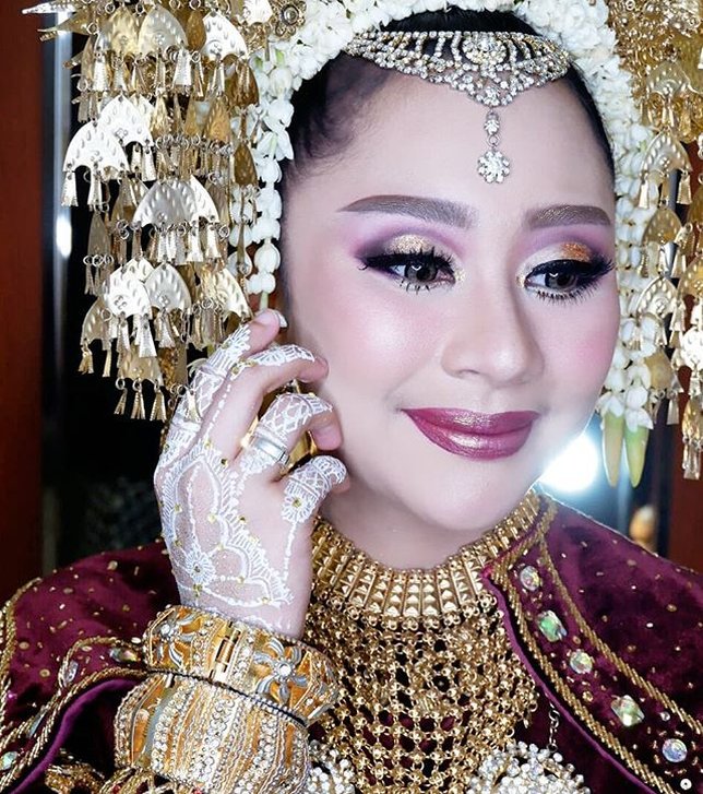 Lebih bold, ini penampilan Chikita Meidy dalam resepsi pernikahan. Credit: via instagram.com/illuxion_makeup