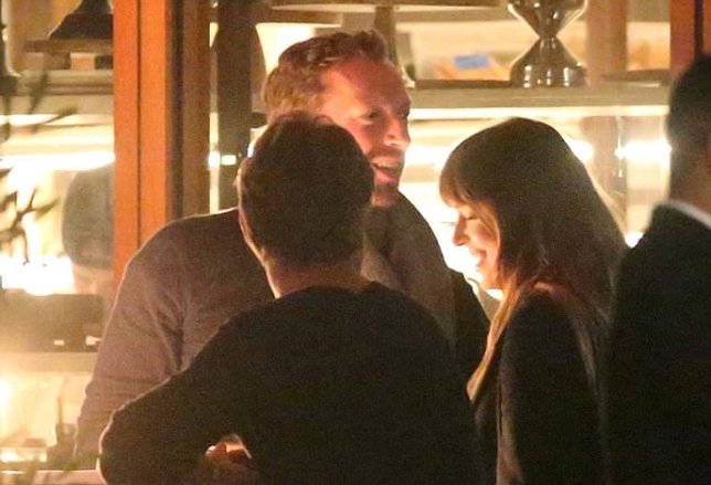 Chris Martin dan Dakota Johnson tertangkap kemera kencan bersama. Credit: dailymail.co.uk