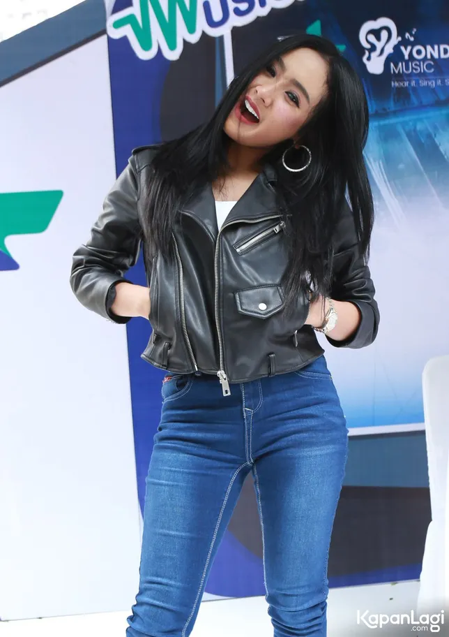Cita Citata emosi dengan salah satu netizen yang diduga fans Ayu Ting Ting © KapanLagi.com®/Agus Apriyanto