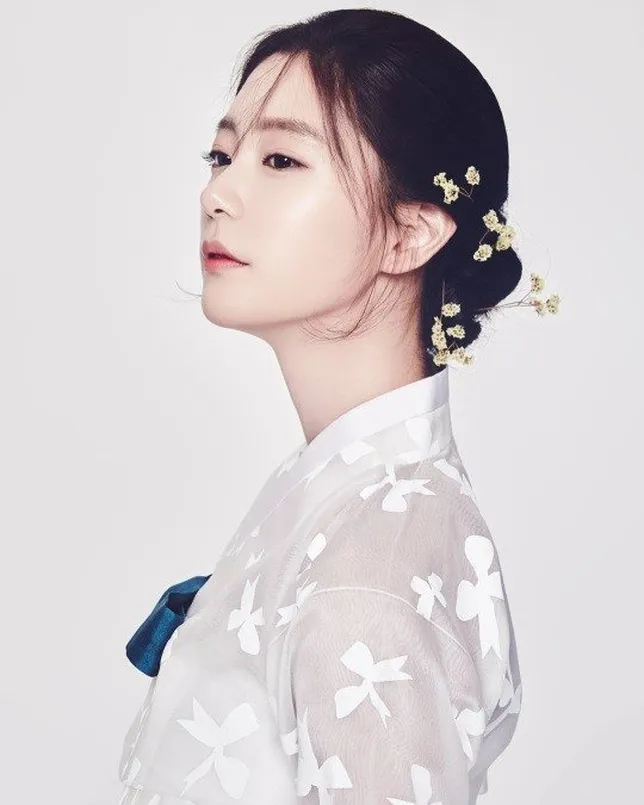 Clara Lee makin cantik dalam balutan hanbok. © Korea Herald