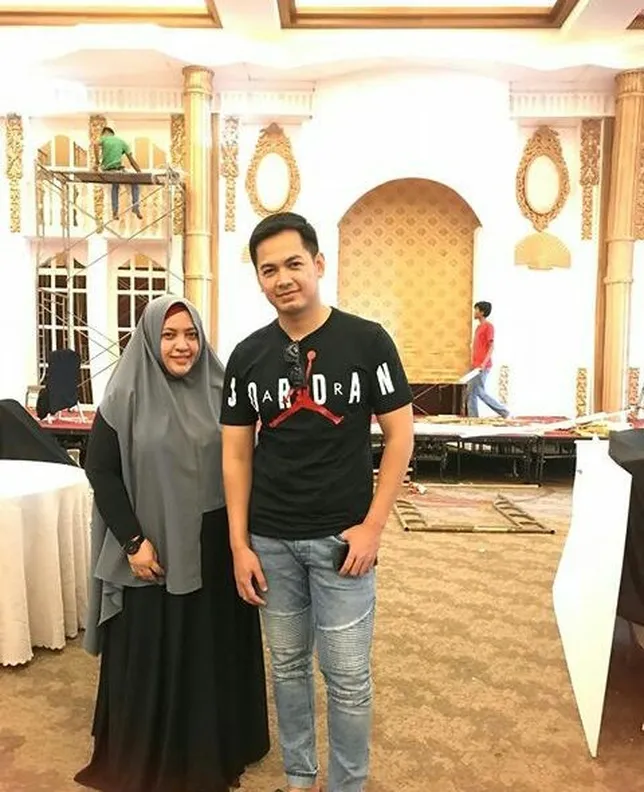 Tommy Kurniawan memantau proses pengerjaan dekorasi gedung pernikahan (credit: instagram.com/lisda_abed98)