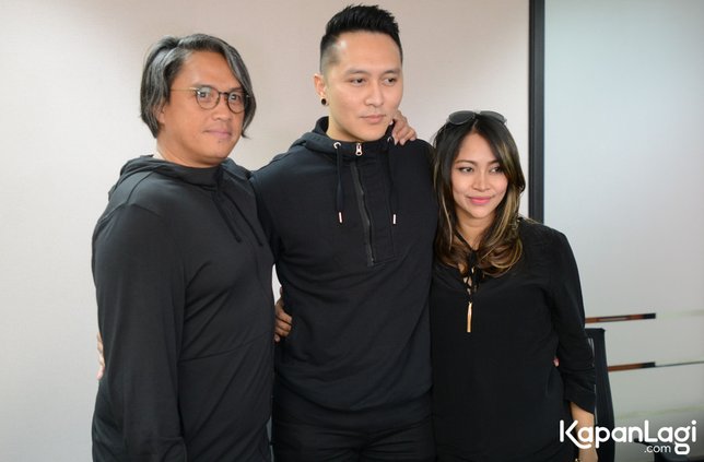 Demian melakukan konferensi pers bersama kakak dan istri Edison Wardhana. ©KapanLagi.com/Bayu Herdianto