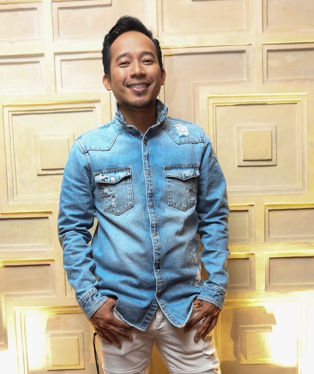 Deni Cagur mengaku fans berat Cak Lontong, bagaimana ya kalau dua komedian ini disatukan? © KapanLagi.com/Budy Santoso