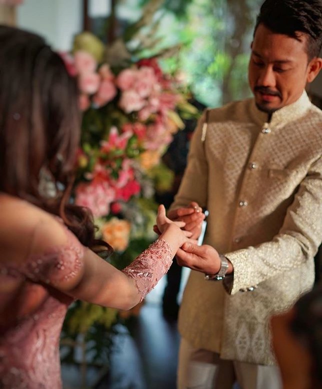 Momen manis Denny pasangkan cincin di jari Dita. Credit: via instagram.com/riefinka_seserahan