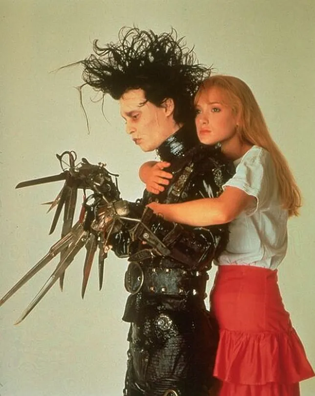 Johnny Depp dan Winona Ryder di film EDWARD SCISSORHANDS. Keduanya pun bertunangan dengan Winona meski akhirnya gagal. © Twentieth Century Fox