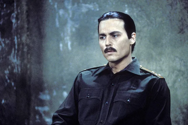 Johnny Depp berperan sebagai Letnan Victor di BEFORE NIGHT FALLS © El Mar Pictures