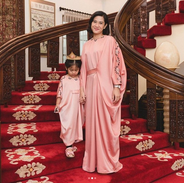 Sama-sama cantik, Dian Sastro dan putrinya yakni Ishana tampil matching pakai busana kaftan. /©instagram.com/therealdisastr