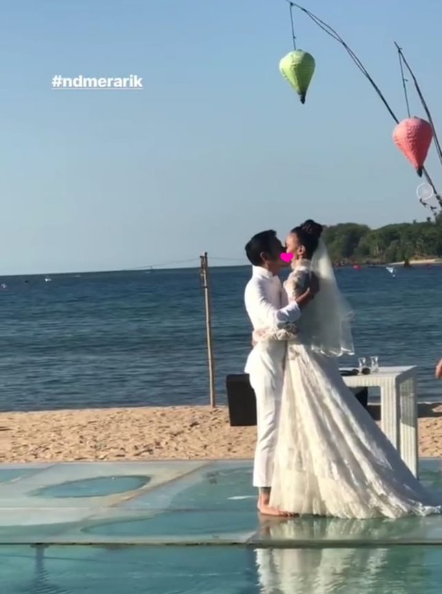 Dimas dan Nadine bertukar cium mesra usai resmi jadi suami istri. © Instastory/ruslihadiwinata